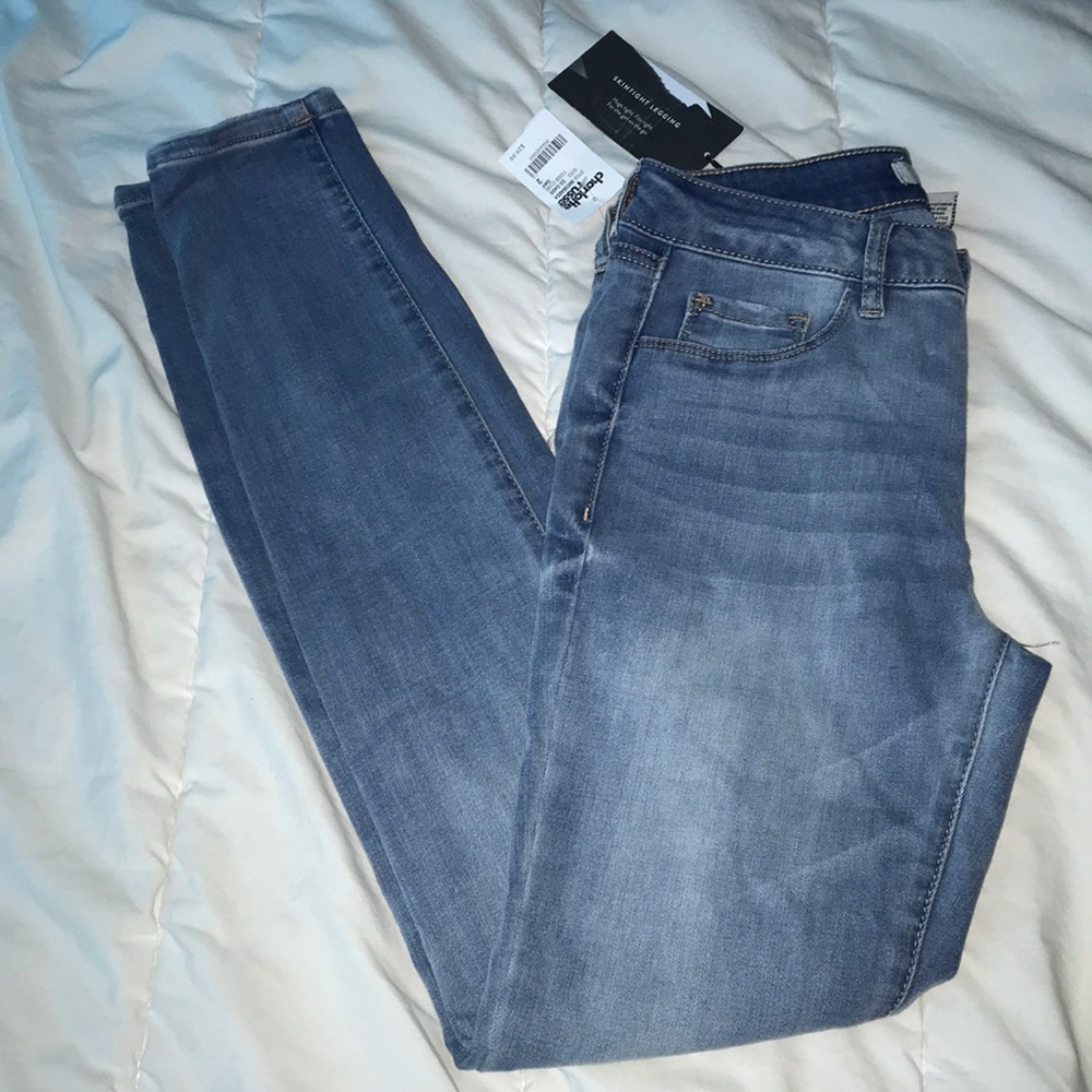 *NWT* Charlotte Russe light wash Jeans :)